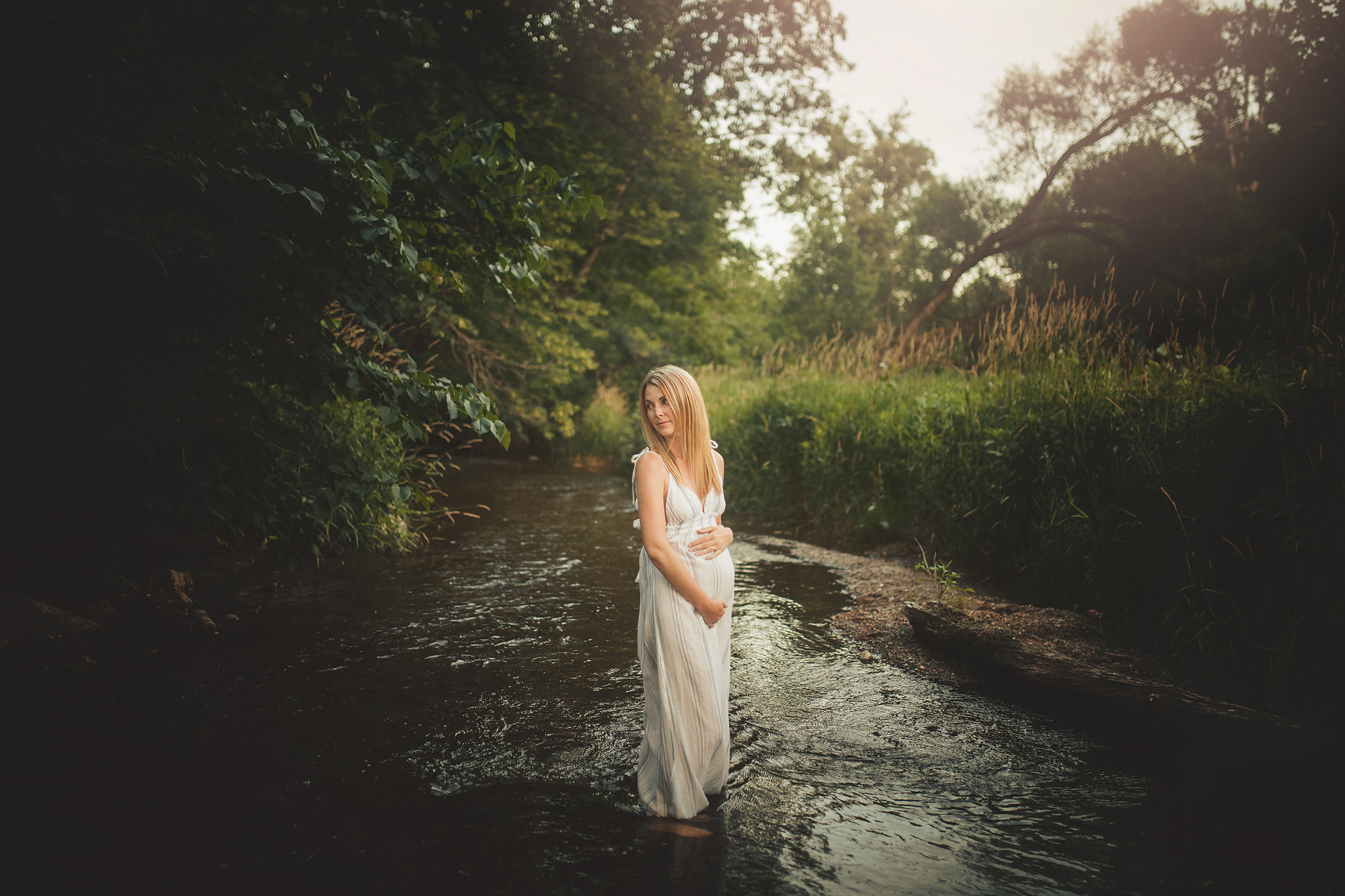 maternity photography in creek summer
