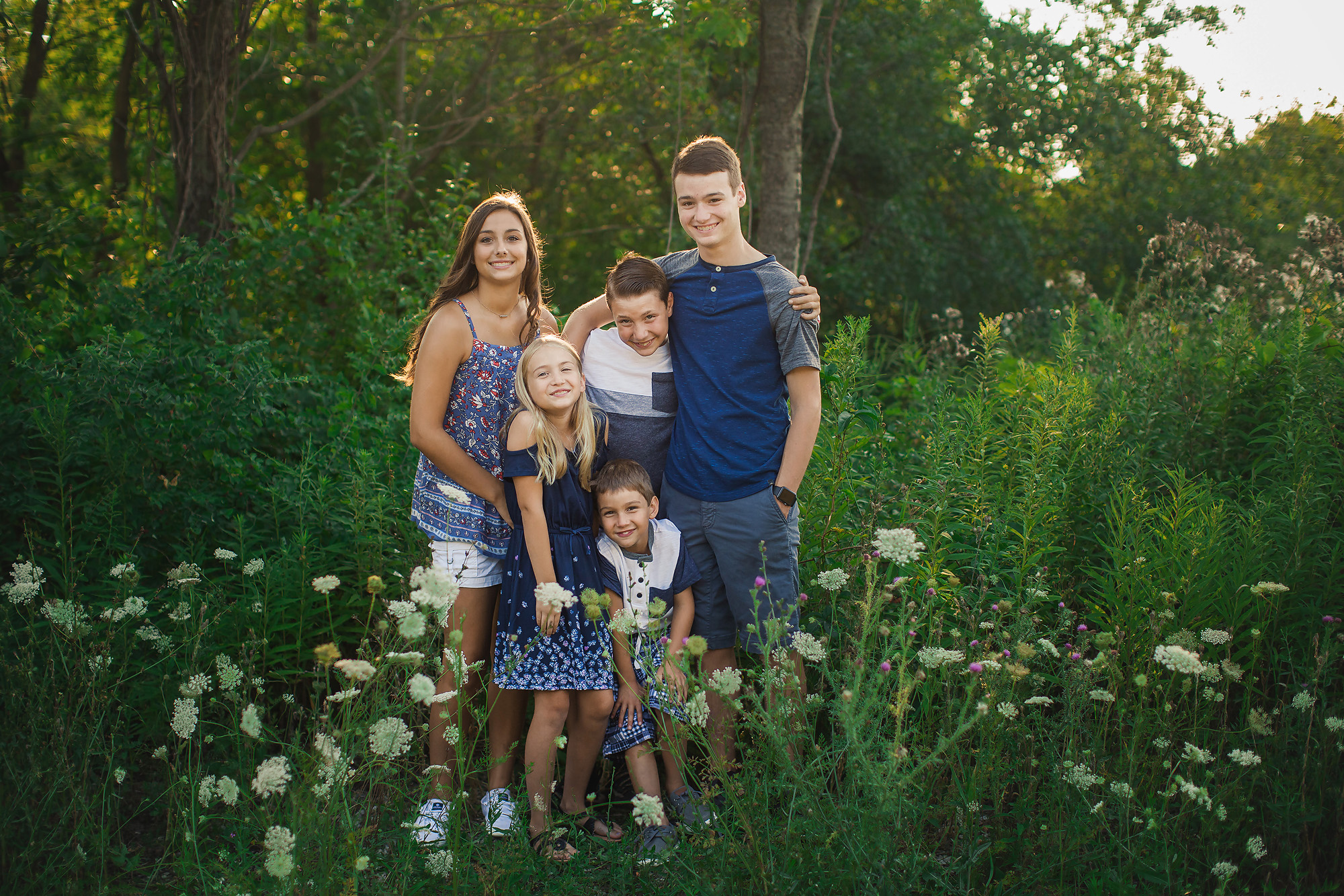 five siblings outdoor family portrait