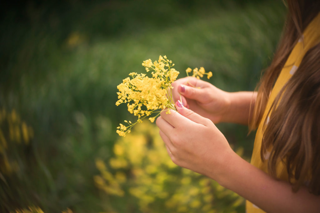 girl holding yellow flowers creative lens